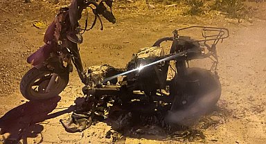 Plakasız motosiklet yanarak kullanılamaz hale geldi