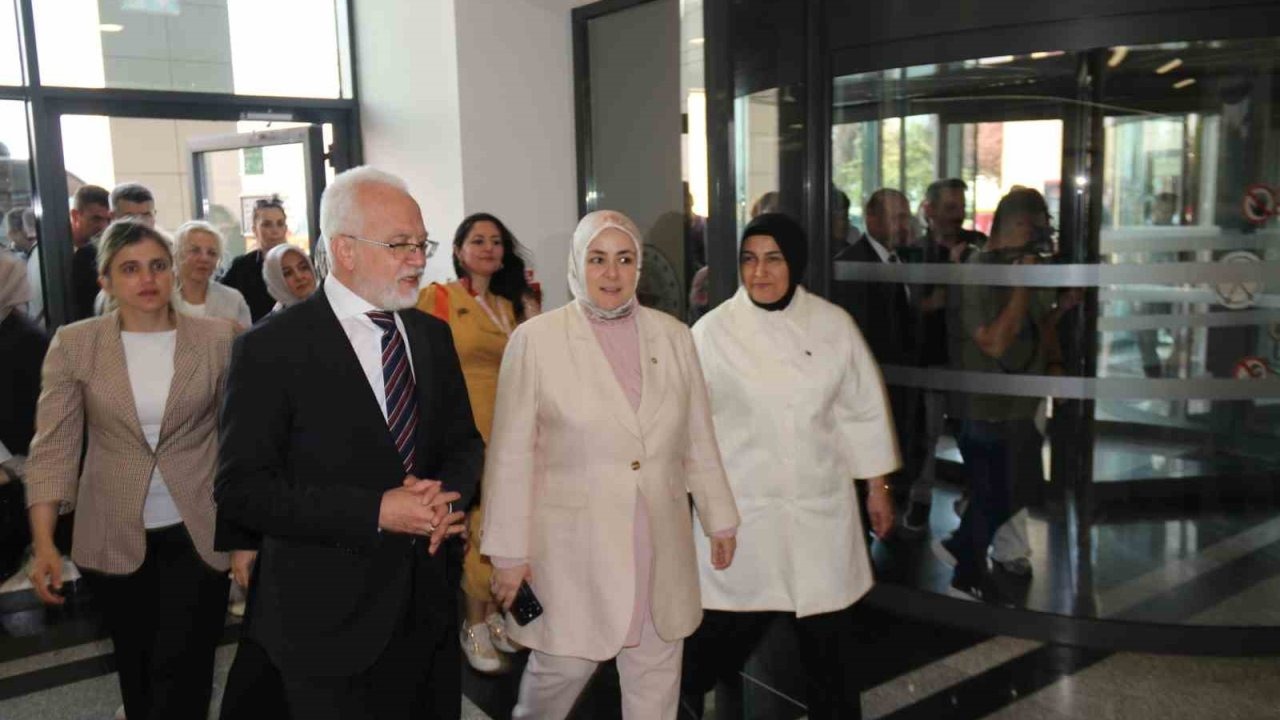 AK Parti İstanbul Milletvekili Ercan, orman yangınında yaralanan personeli hastanede ziyaret etti