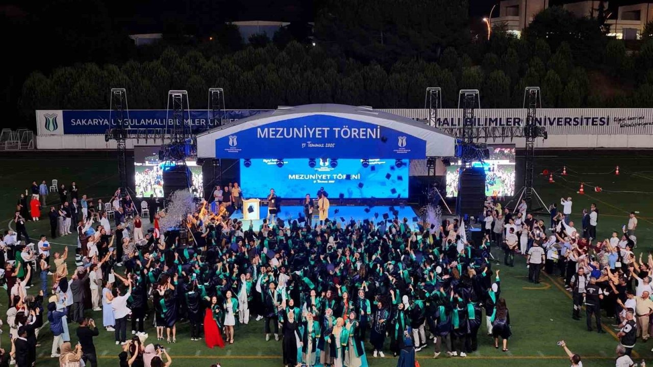 SUBÜ 3 bin 263 öğrencisini coşkulu törenle mezun etti