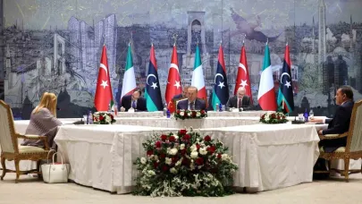 Cumhurbaşkanı Recep Tayyip Erdoğan, İtalya Başbakanı Meloni ve Libya Başbakanı Dibeybe’yi Dolmabahçe Çalışma Ofisi’nde kabul ediyor. Dolmabahçe’deki Türkiye-İtalya ve Libya zirvesi sürüyor.