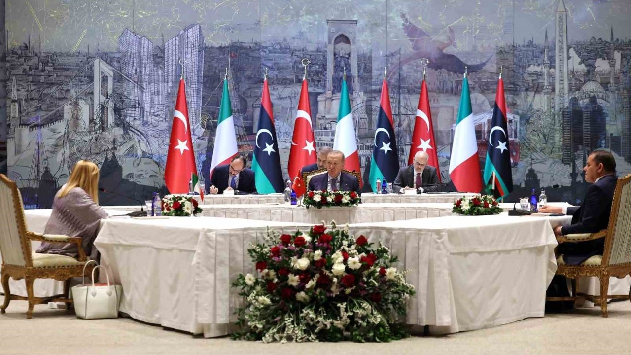 Cumhurbaşkanı Recep Tayyip Erdoğan, İtalya Başbakanı Meloni ve Libya Başbakanı Dibeybe’yi Dolmabahçe Çalışma Ofisi’nde kabul ediyor. Dolmabahçe’deki Türkiye-İtalya ve Libya zirvesi sürüyor.