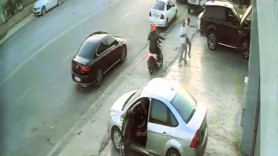 Motosikletle takip ettikleri şahsa kurşun yağdırdılar... Silahlı saldırı anı kamerada