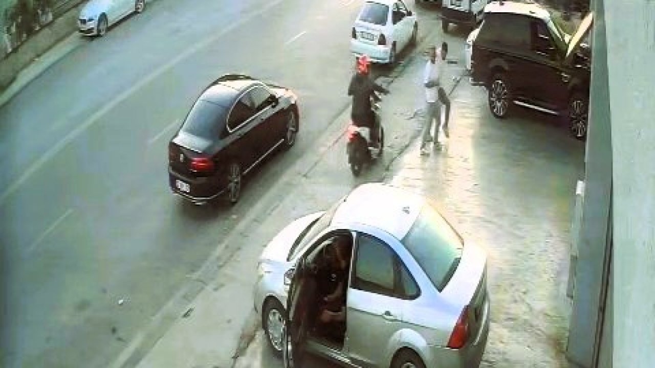Motosikletle takip ettikleri şahsa kurşun yağdırdılar... Silahlı saldırı anı kamerada