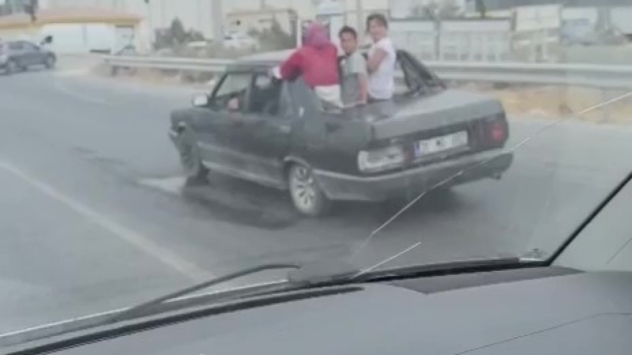 Çocukların, arka camı olmayan TOFAŞ’tan dışarı çıkarak yaptıkları ölümüne yolculuk kamerada
