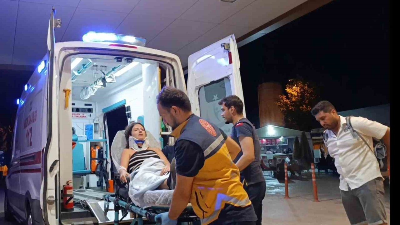 Otomobil su kanalına düştü: 3 yaralı
