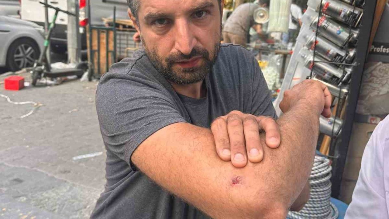 Florya’da bir motosikletli facianın eşiğinden döndü: Araçların altında kalmaktan son anda böyle kurtuldu