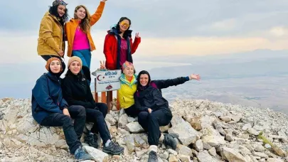 Vanlı dağcılar aynı gün Artos ve Sümbül Dağı’nda  zirve yaptı
