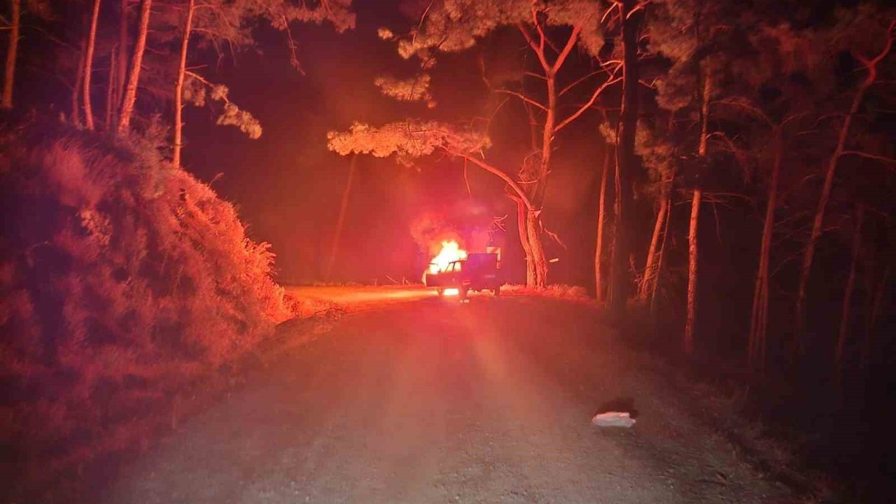 Marmaris’te araç yangını ormana sıçramadan söndürüldü
