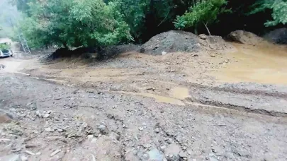 Feke’de sağanak sonrası dereler taştı, yollar kapandı