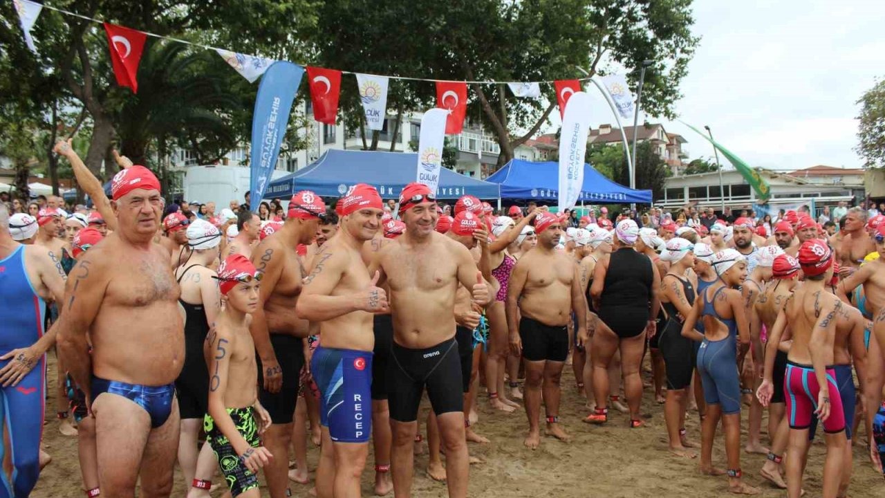 İzmit Körfezi’nde nefesler tutuldu: 343 kişi aynı anda 2 bin 600 metre kulaç attı