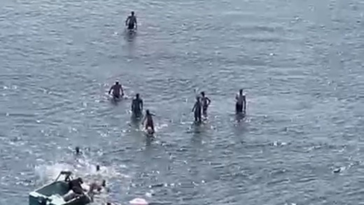 Boğulmak üzereyken son anda kurtarıldı: O anlar kamerada