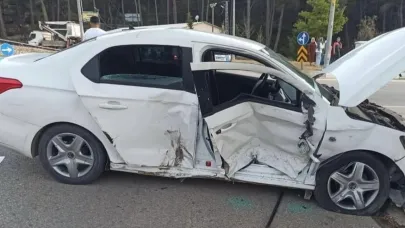Ambulansla, otomobil çarpıştı: 5 yaralı