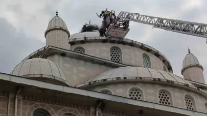Cami kubbesinde mahsur kalan leyleği itfaiye kurtardı