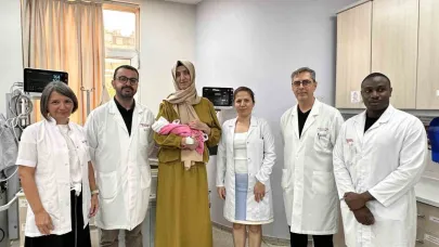 Başkent Hastanesinde hayat kurtaran operasyon: Anne ve bebeği yaşama tutundu