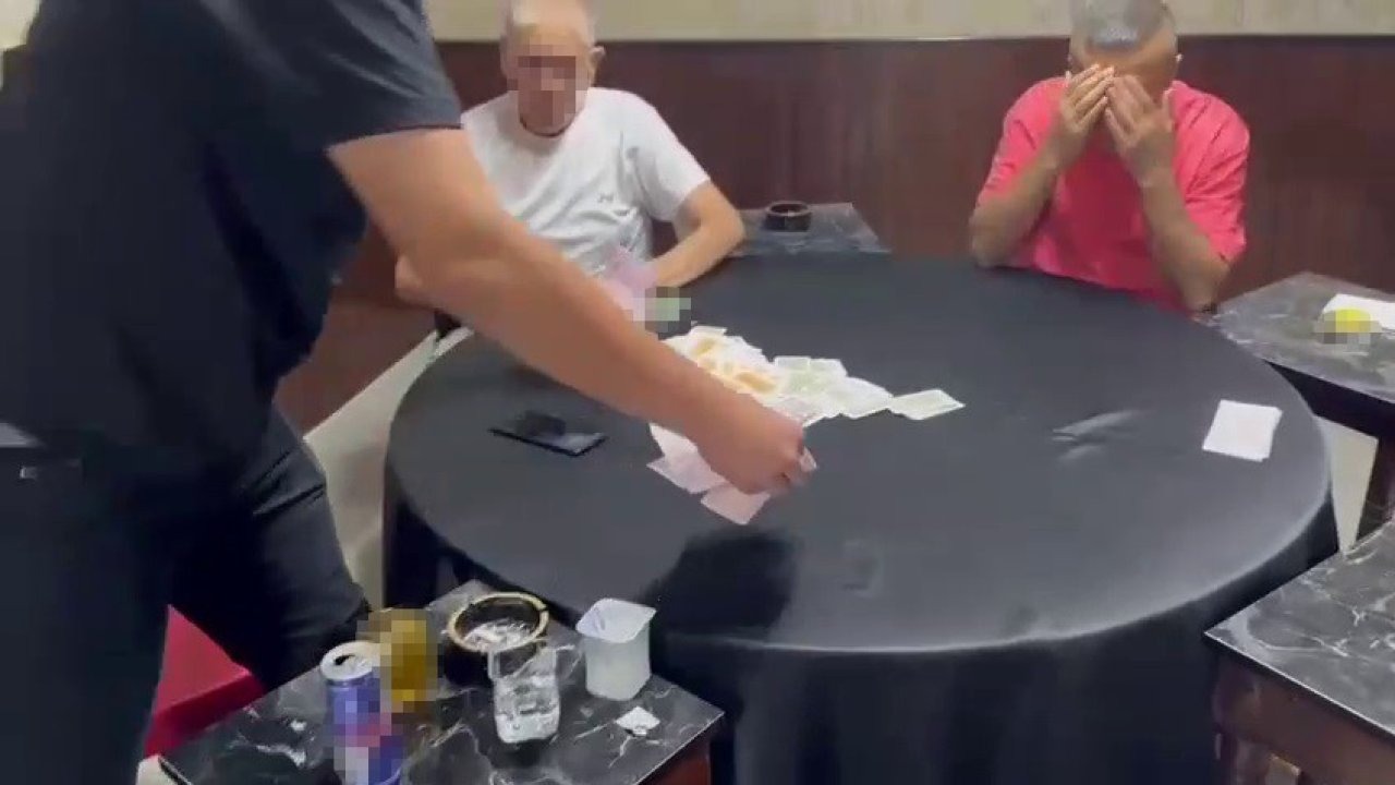 Kumar masasında yakalanan şahıs, ’kameraya çekme’ diyerek tepki gösterdi