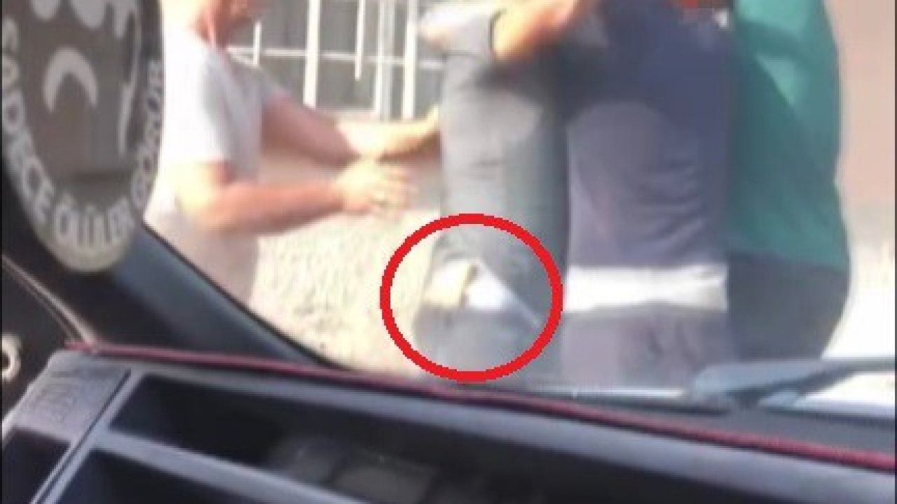 Belindeki bıçakla tekmeli yumruklu kavgaya girdi, sokak boks ringine döndü