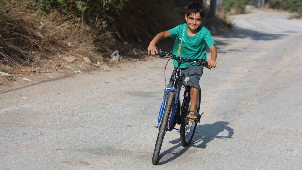 Bisiklet alma hayaliyle su satan 9 yaşındaki çocuk, hayırseverlerin hediye ettiği bisikletiyle ilk pedalını çevirdi