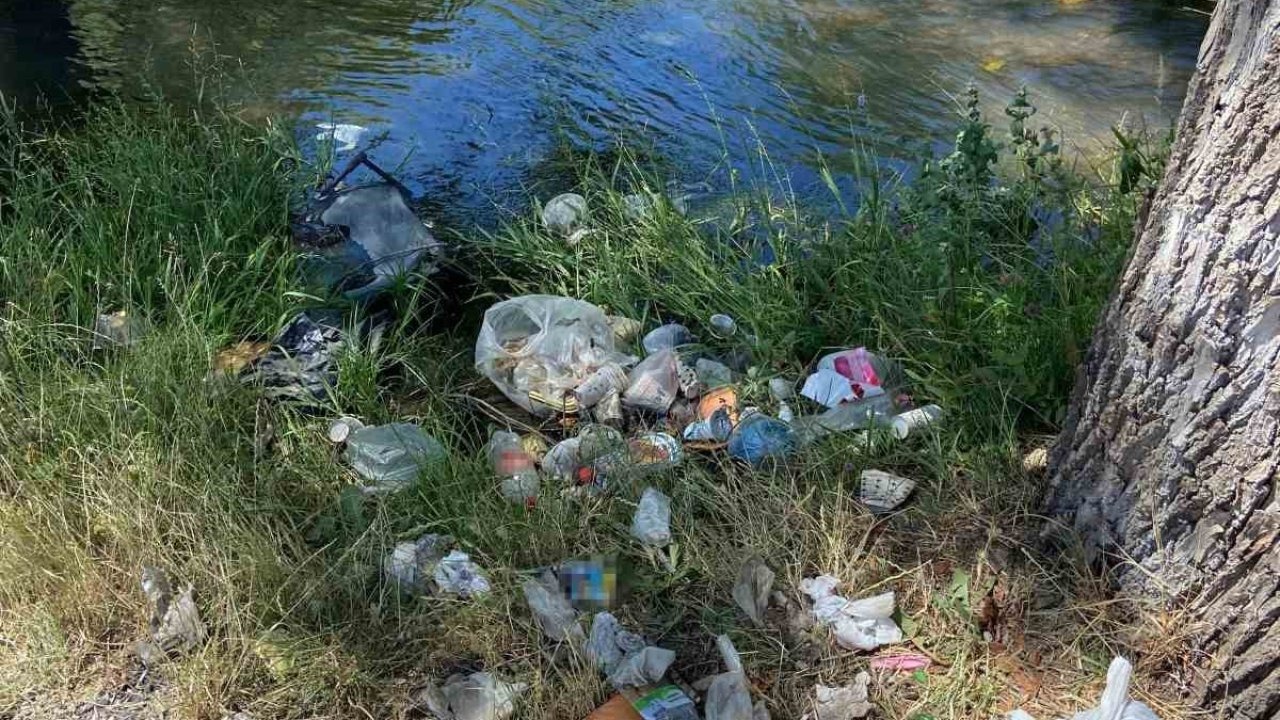 Piknikçiler, Kurtboğazı Barajı’na bağlanan dereleri çöplüğe çevirdi