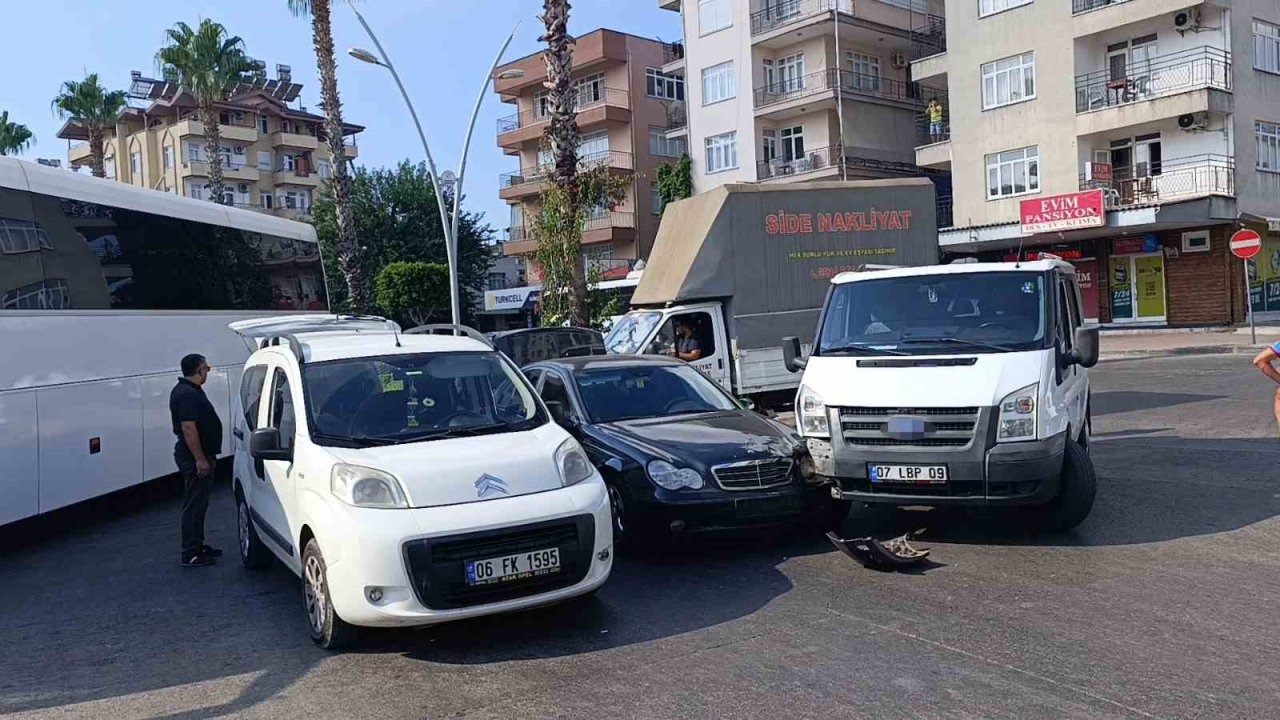 Kamyonet ile otomobil çarpıştı: 1 yaralı