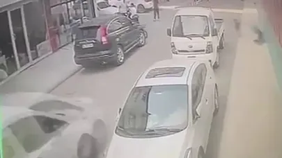 Aniden yola fırlayan çocuk hafif ticari aracın altında kaldı: Feci kaza kamerada