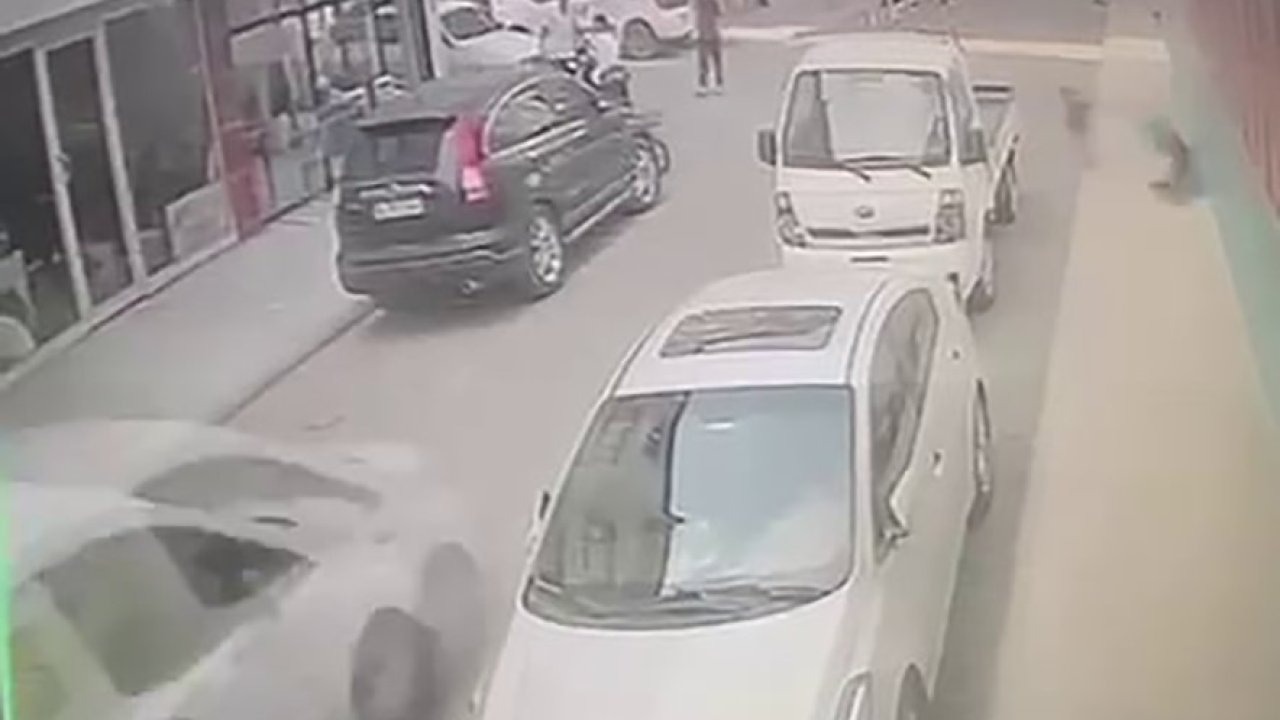 Aniden yola fırlayan çocuk hafif ticari aracın altında kaldı: Feci kaza kamerada