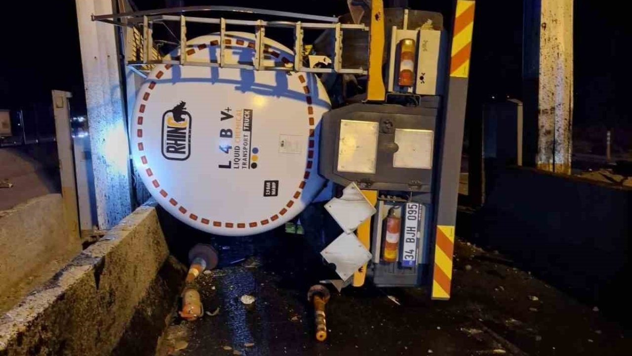 Bolu’da tanker gişelere çarpıp devrildi: 1 yaralı