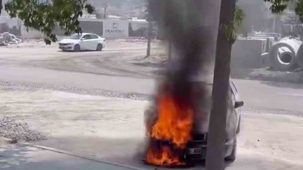 Yanan otomobilin imdadına beton mikseri yetişti