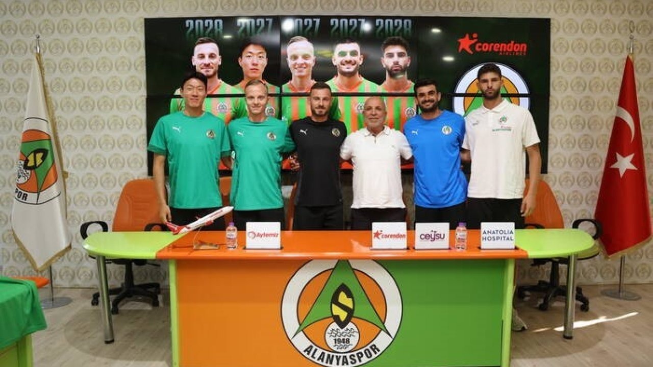 Alanyaspor, sözleşmesini uzattığı oyuncular için imza töreni düzenledi