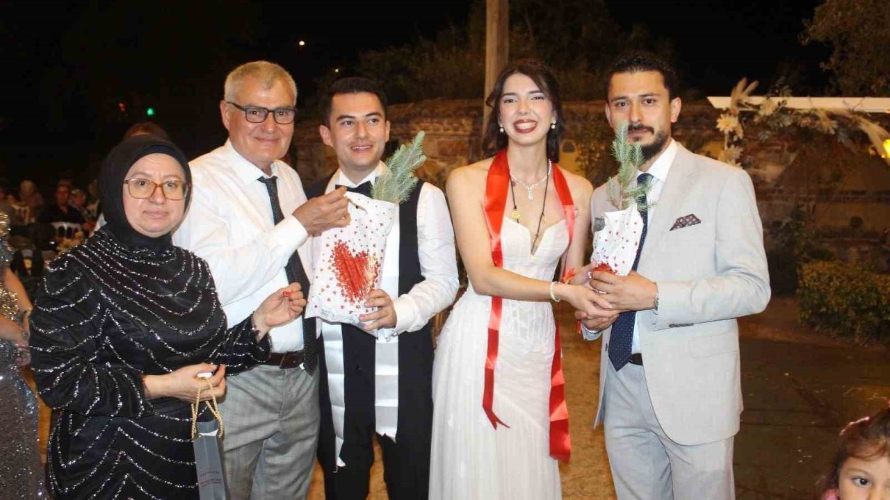Düğüne gelen her davetliye bir fidan hediye edildi