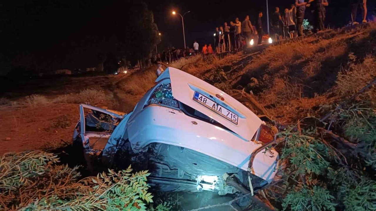 Tarlaya uçan otomobil hurdaya döndü: 1 ölü, 1 yaralı