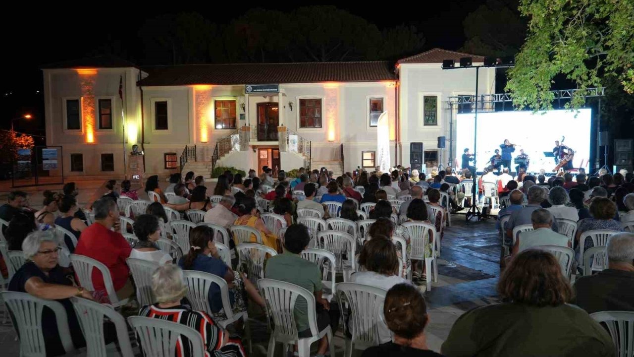 (Özel) Kazdağları eteklerinde tarihi köy ilkokulunda klasik müzik konseri