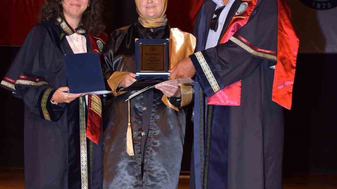 50 yaşındaki 5 çocuklu anne, üniversitede bölüm birincisi oldu