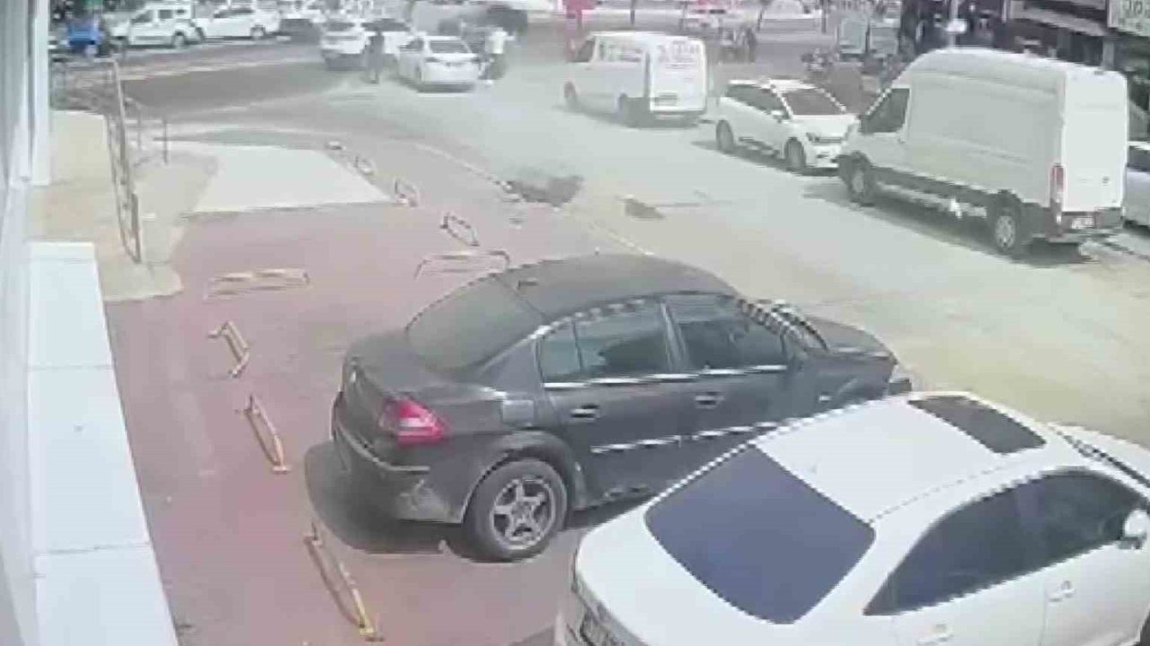 Adana’da film gibi uyuşturucu operasyonu: Kaçarken polis aracına çarptı