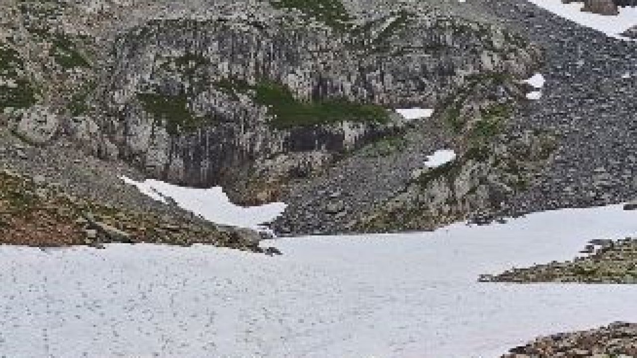 Artvin’de yaz ortasında karla kaplı göle girdiler