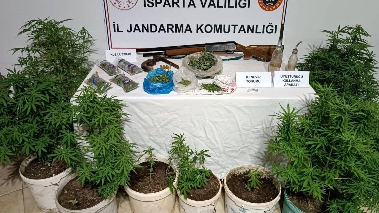 Isparta’da bir eve düzenlenen operasyonda esrar ve kenevir ele geçirildi