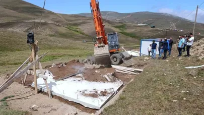 Gümüşhane’de yayladaki kaçak yapılar yıkılıyor