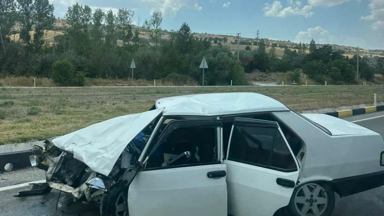Isparta’da kavşakta 2 otomobil çarpıştı: 2’si çocuk 7 yaralı