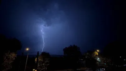 Bursa’da şimşekler geceyi aydınlattı