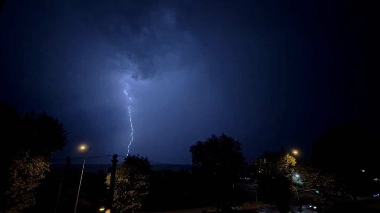 Bursa’da şimşekler geceyi aydınlattı