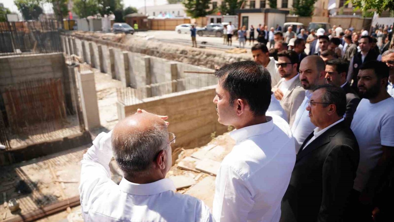 Bakan Kurum’dan Bakırcılar Çarşısı’nda ‘24 saat mesai’ paylaşımı