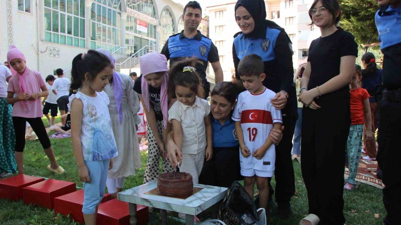 Amasya polisinden Kur’an kursunda eğitim gören çocuklara pasta sürprizi