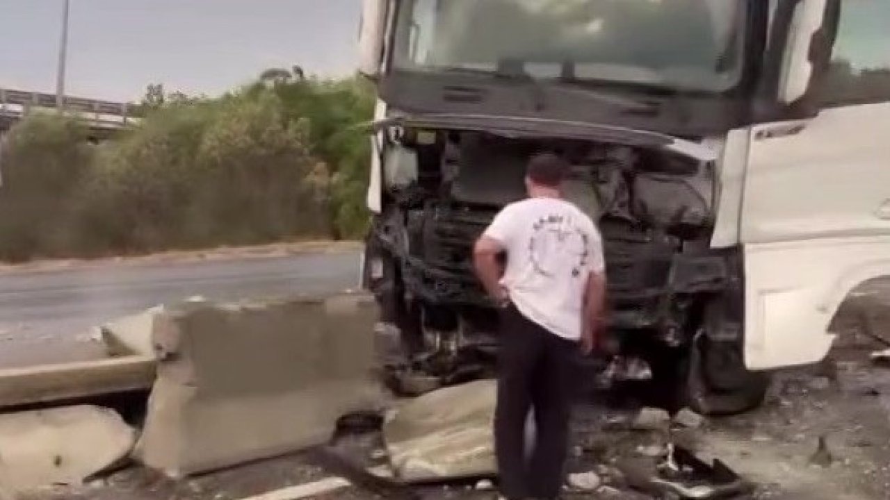 Seyir halindeki tır beton bariyere çarptı