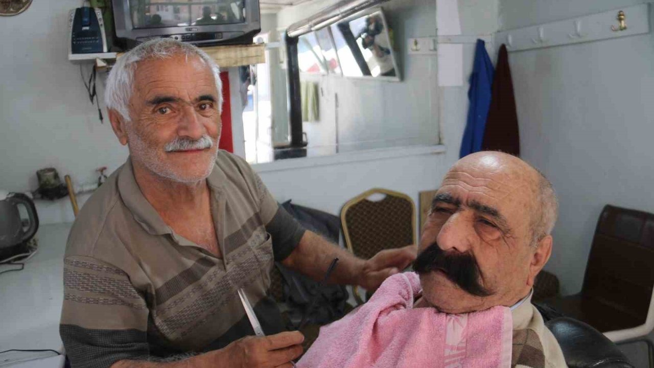 Sivas’ın en yaşlı berberi, 35 yıldır kerpiç dükkanda berberlik yapıyor