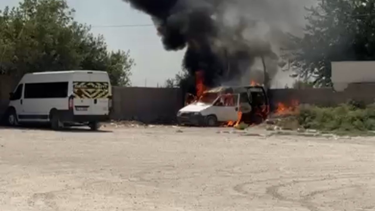 Mardin’de park halindeki araç alev topuna döndü