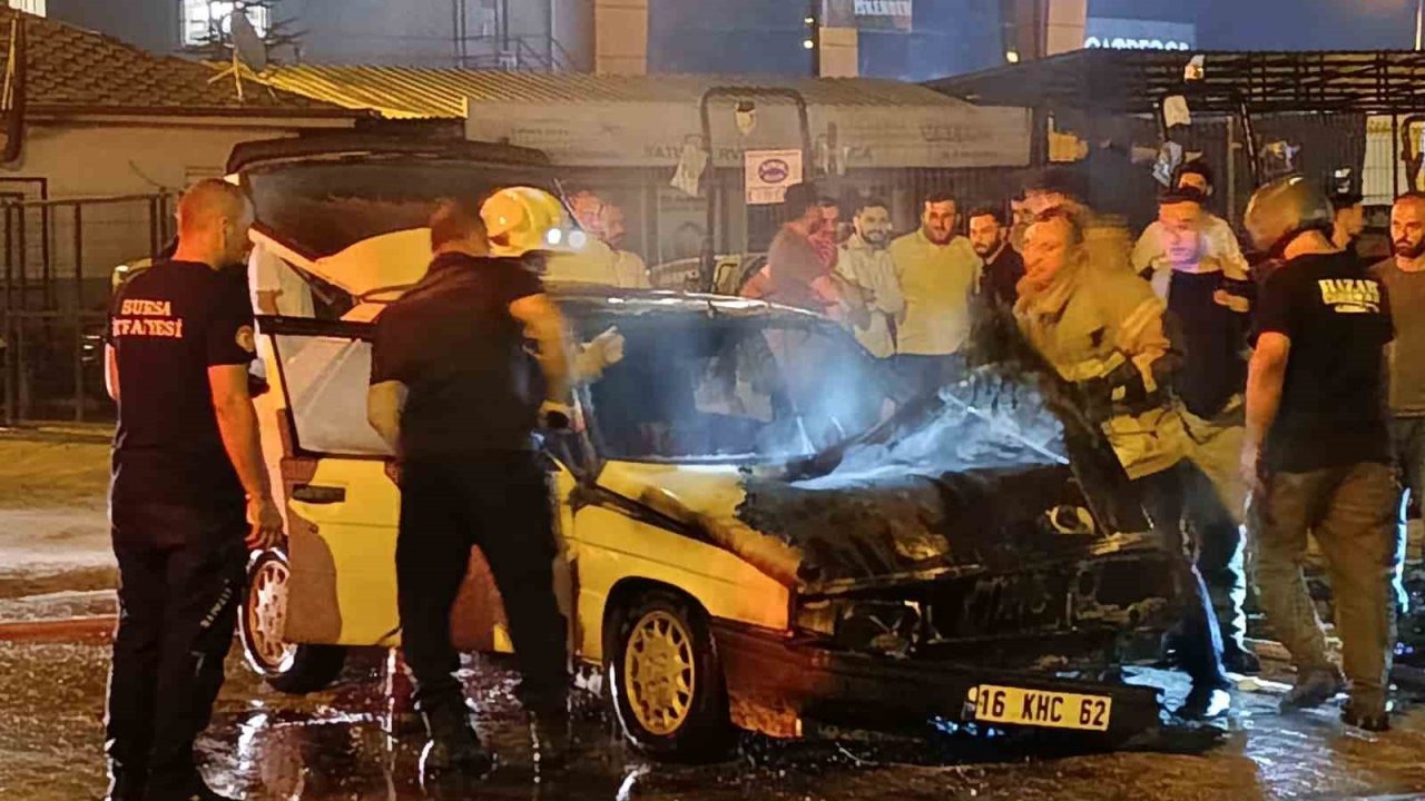 Seyir halindeki otomobil alev alev yandı