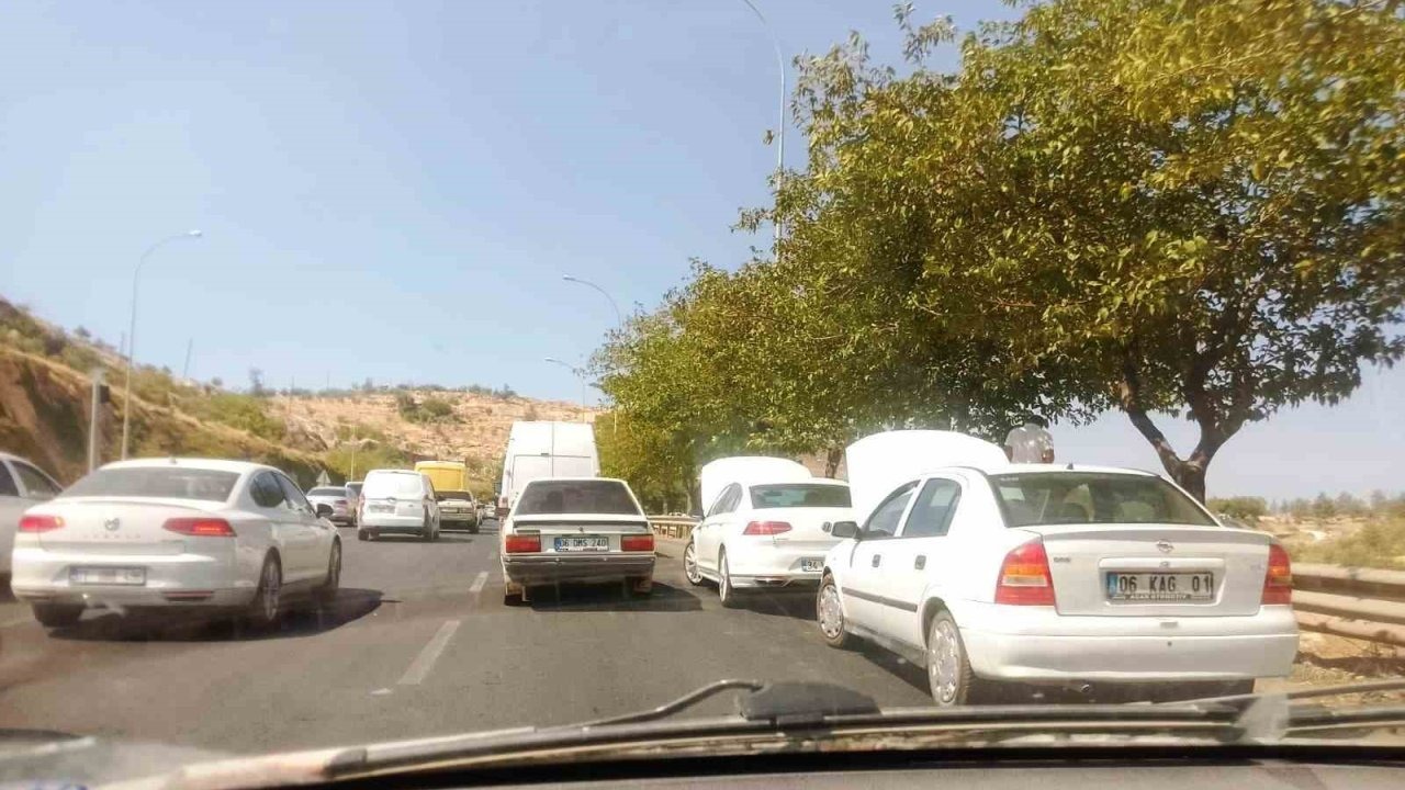 Yol kenarına park eden sürücüler kaputu açıp bekledi