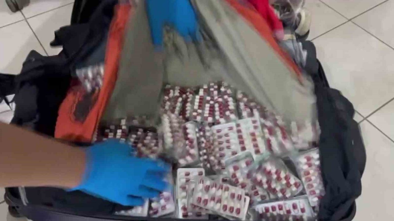 Bavulundan 5 bin 642 adet uyuşturucu hap çıktı: "Yıllık içeceğim" dedi