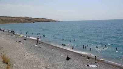Van Gölü mavi bayraklı plajıyla tatilcilerin akınına uğradı
