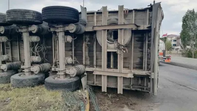 Freni boşalan tır dehşet saçtı