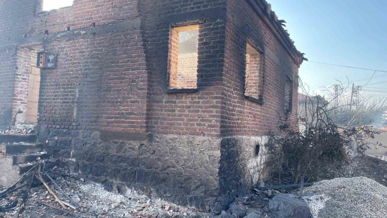 Bakan Kurum açıkladı; Saçaklar köyünde 26’sı konut 43 yapı hasar gördü